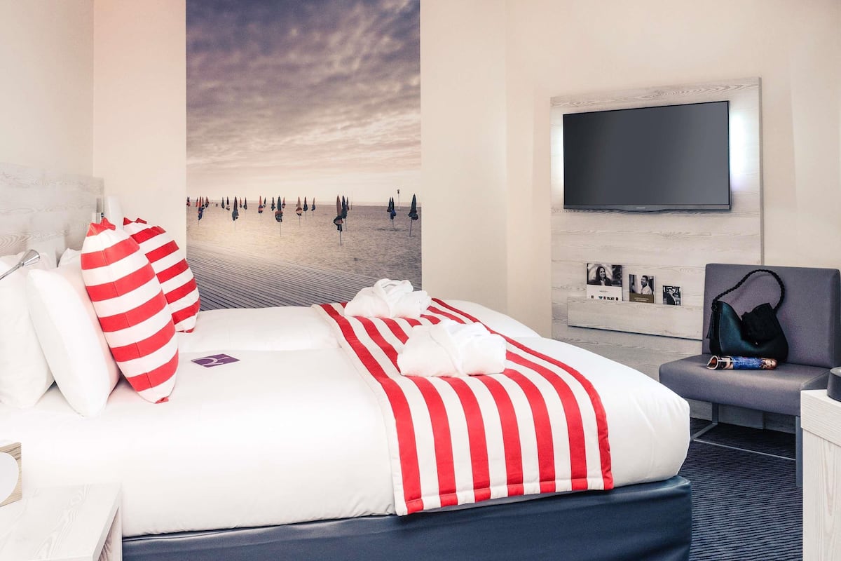 Privilege, Twin Room, 2 Twin Beds | Pillowtop beds, free minibar, in-room safe, desk