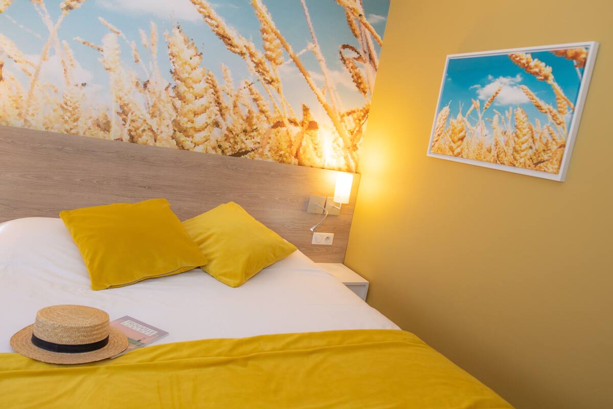 classic room, 1 double bed | pillow-top beds, free minibar, in-room safe, desk