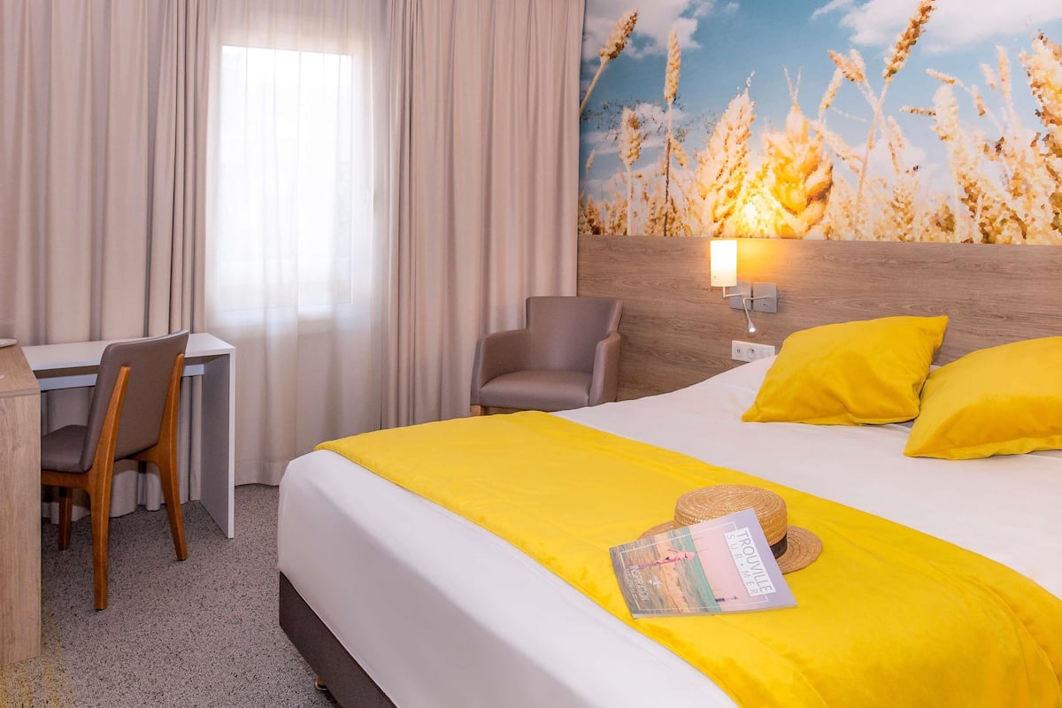 classic room, 1 double bed | pillow-top beds, free minibar, in-room safe, desk