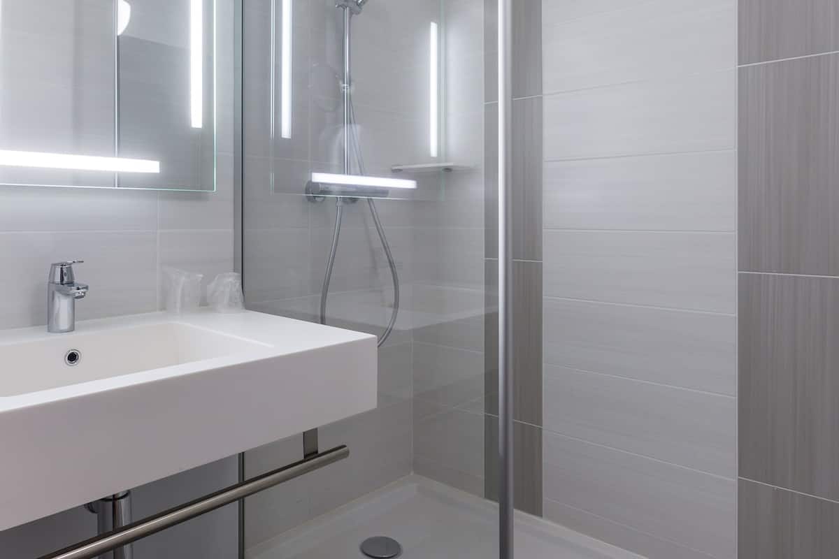 Standard Twin Room, 2 Twin Beds | Bathroom | Rainfall showerhead, eco-friendly toiletries, hair dryer, towels