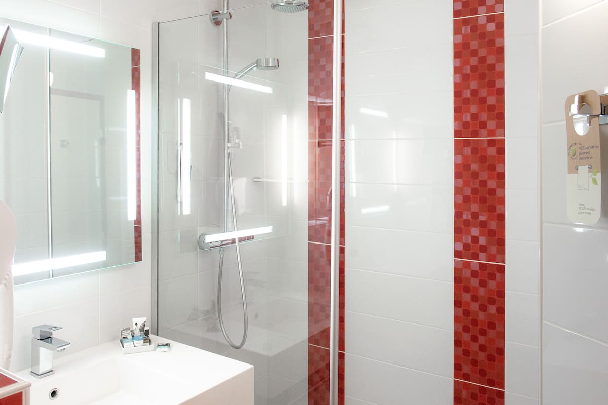 Rainfall showerhead, eco-friendly toiletries, hair dryer, towels