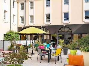 Petit déjeuner buffet (19 EUR par personne)