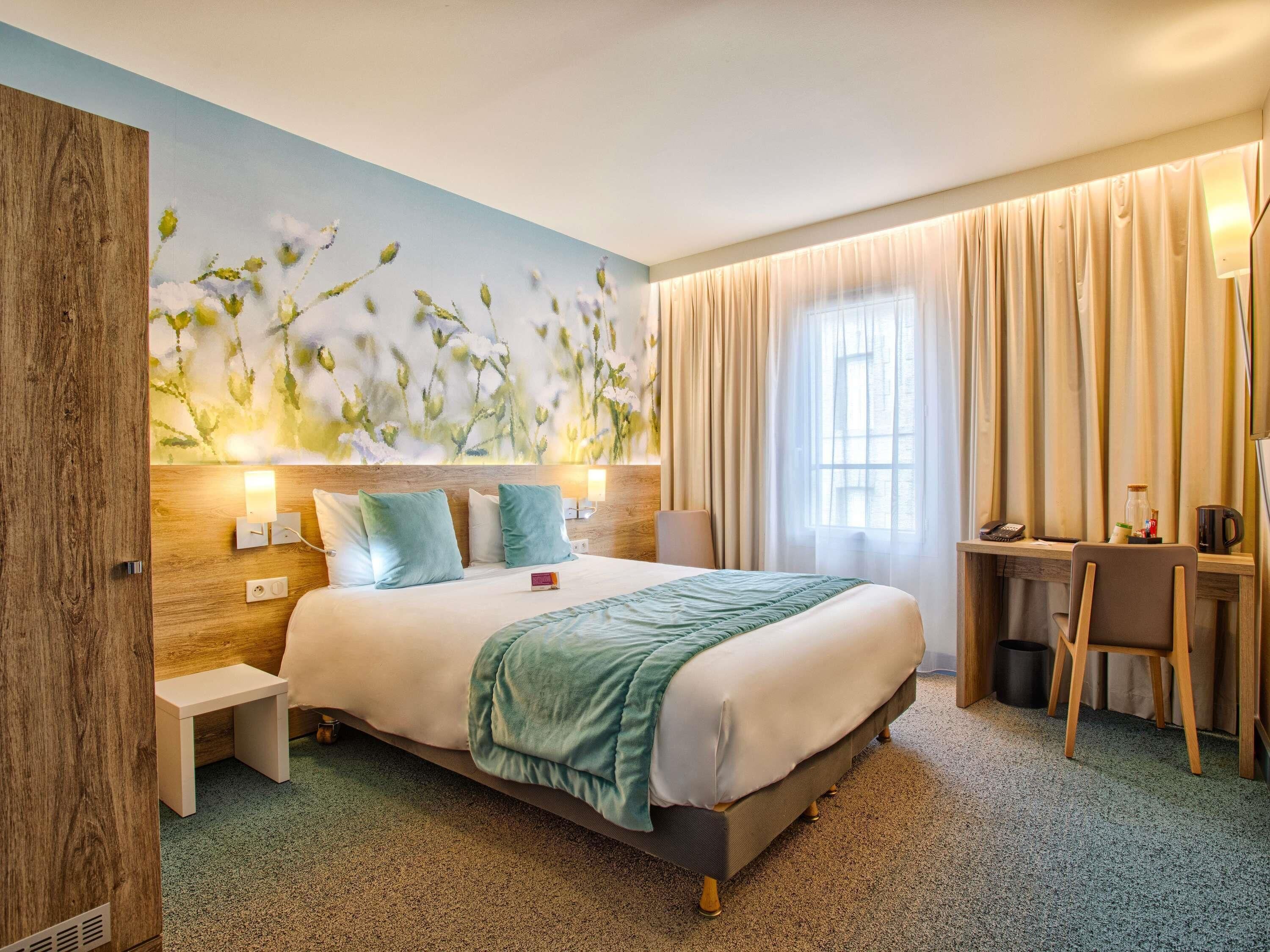 ห้องคลาสสิก, เตียงใหญ่ 1 เตียง, พร้อมสิ่งอำนวยความสะดวกสำหรับผู้พิการ | เตียงพร้อมฟูกเสริมที่นอน, มินิบาร์ฟรี, ตู้นิรภัยในห้องพัก, โต๊ะทำงาน