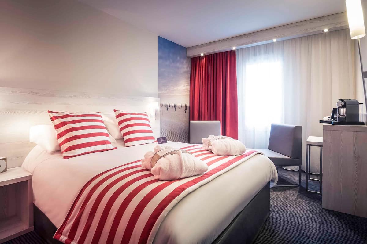 privilege, room, 1 double bed | pillow-top beds, free minibar, in-room safe, desk