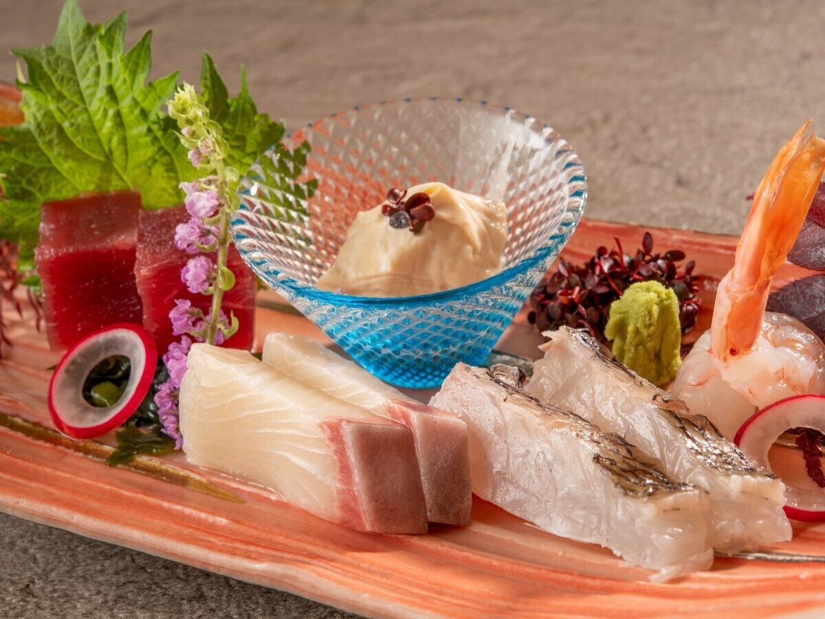 Diversidad de mariscos, incluyendo pescado, camarones y un plato que parece ser de mariscos.