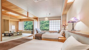 Una habitación tradicional japonesa con suelo de tatami, dos camas con ropa de cama blanca, techo de madera y vistas a un follaje exuberante.