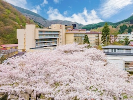 Un hotel con varios pisos, techo plano y un letrero que indica que es un hotel.