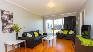 Habitación familiar doble, 2 habitaciones | Zona de estar | Una televisión de pantalla plana