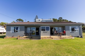 Vista frontal de la propiedad