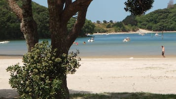 En la playa, ski acuático, windsurf y kayaks