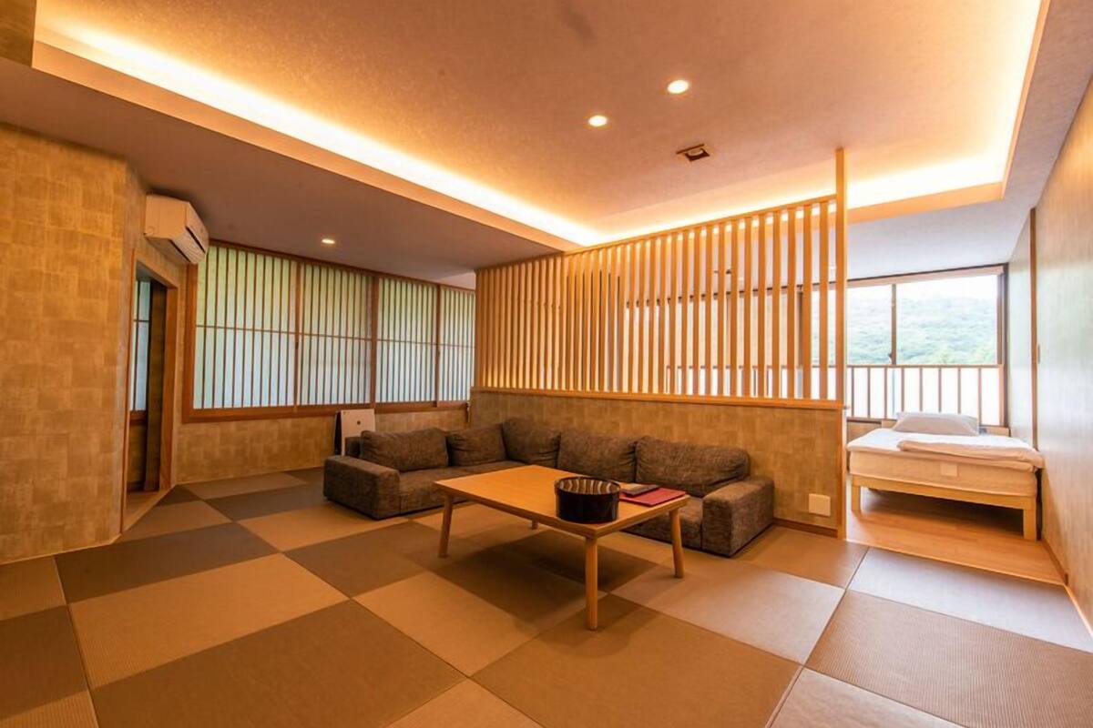 Un intérieur moderne avec un canapé, une petite table et un lit.