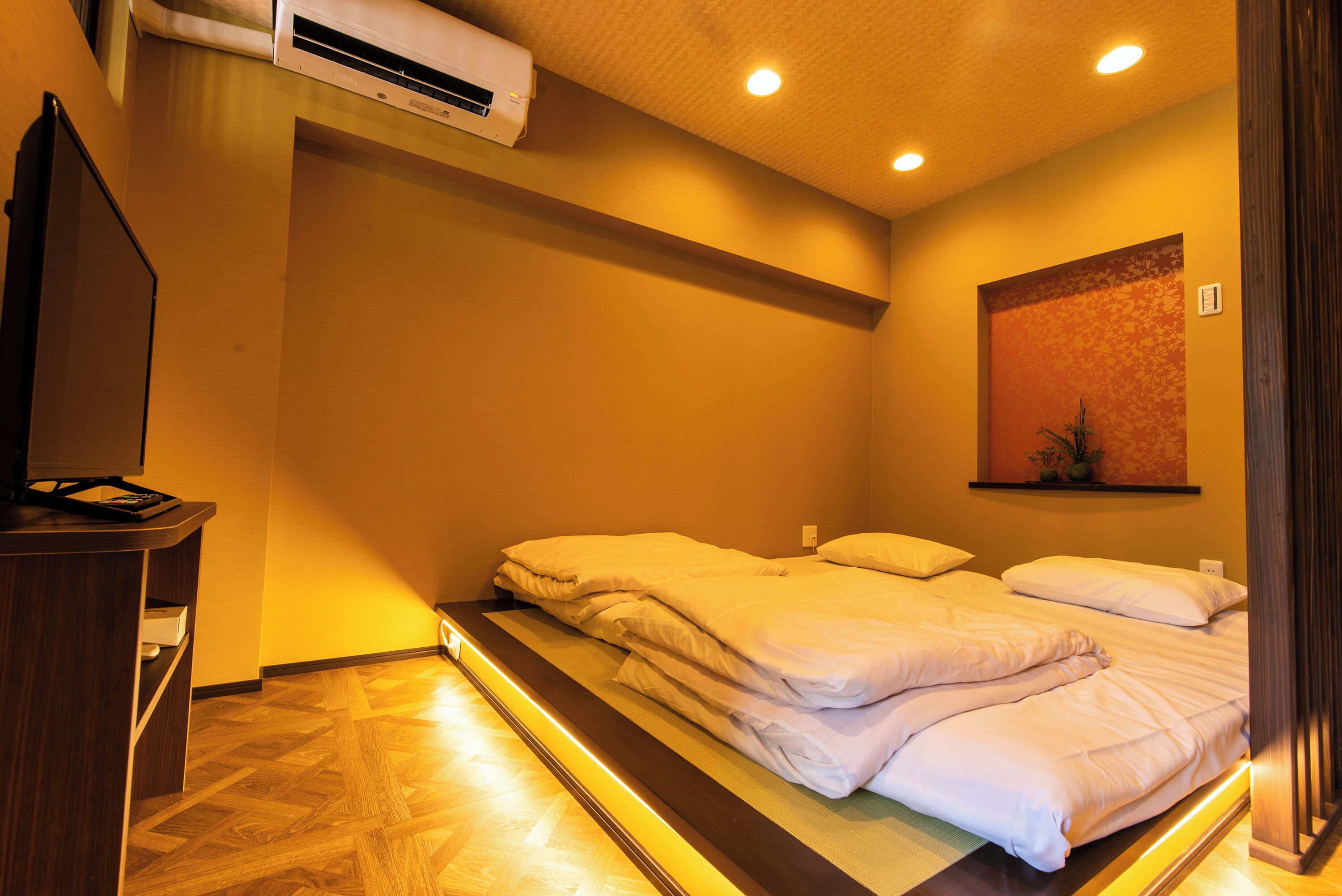Une chambre d’hôtel équipée d’un lit, d’un bureau et d’un appareil de climatisation.