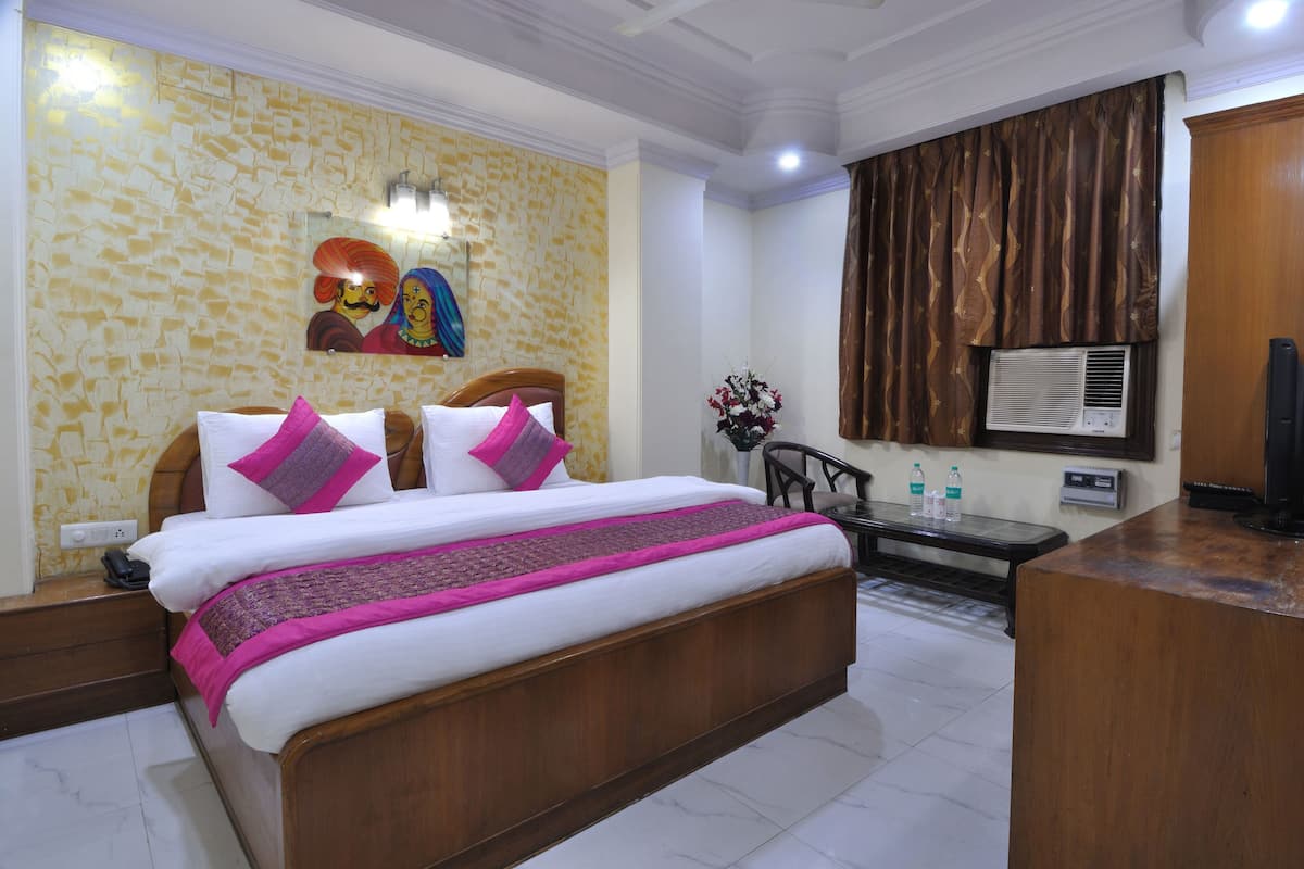 Deluxe Room | Desk, free WiFi