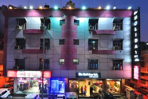 Front of property - Hotel De Holiday International (New Delhi)