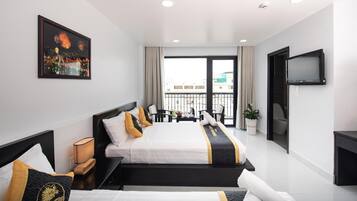 Peralatan tempat tidur premium, bar mini, peti besi dalam bilik, meja