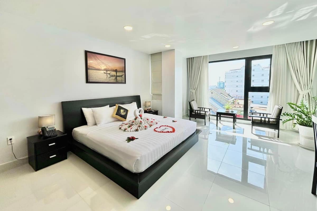 Deluxe Room, City View | Living room