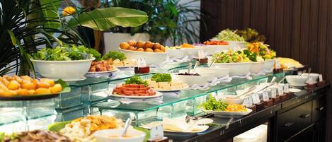 2 restaurants, lunch, dinner served; international cuisine