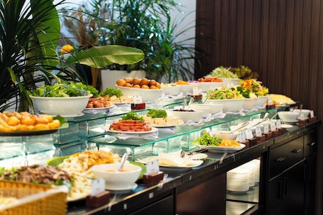 2 restaurants; lunch and dinner served. Hoang Long Hotel Phan Thiet