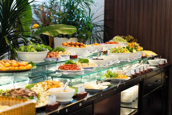 2 restaurantes; se sirve almuerzo y cena; cocina internacional