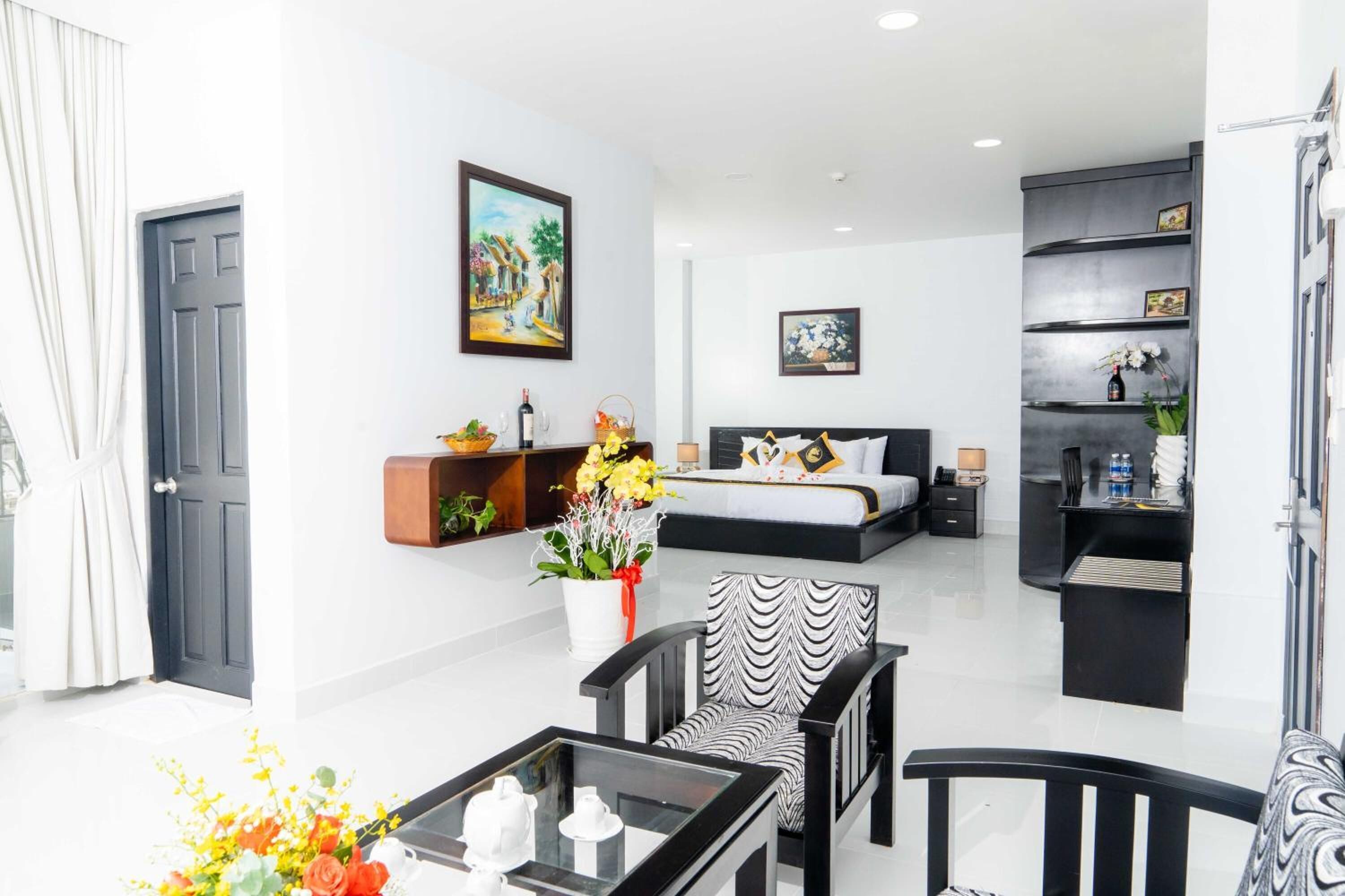 2 restaurants, lunch, dinner served; international cuisine 