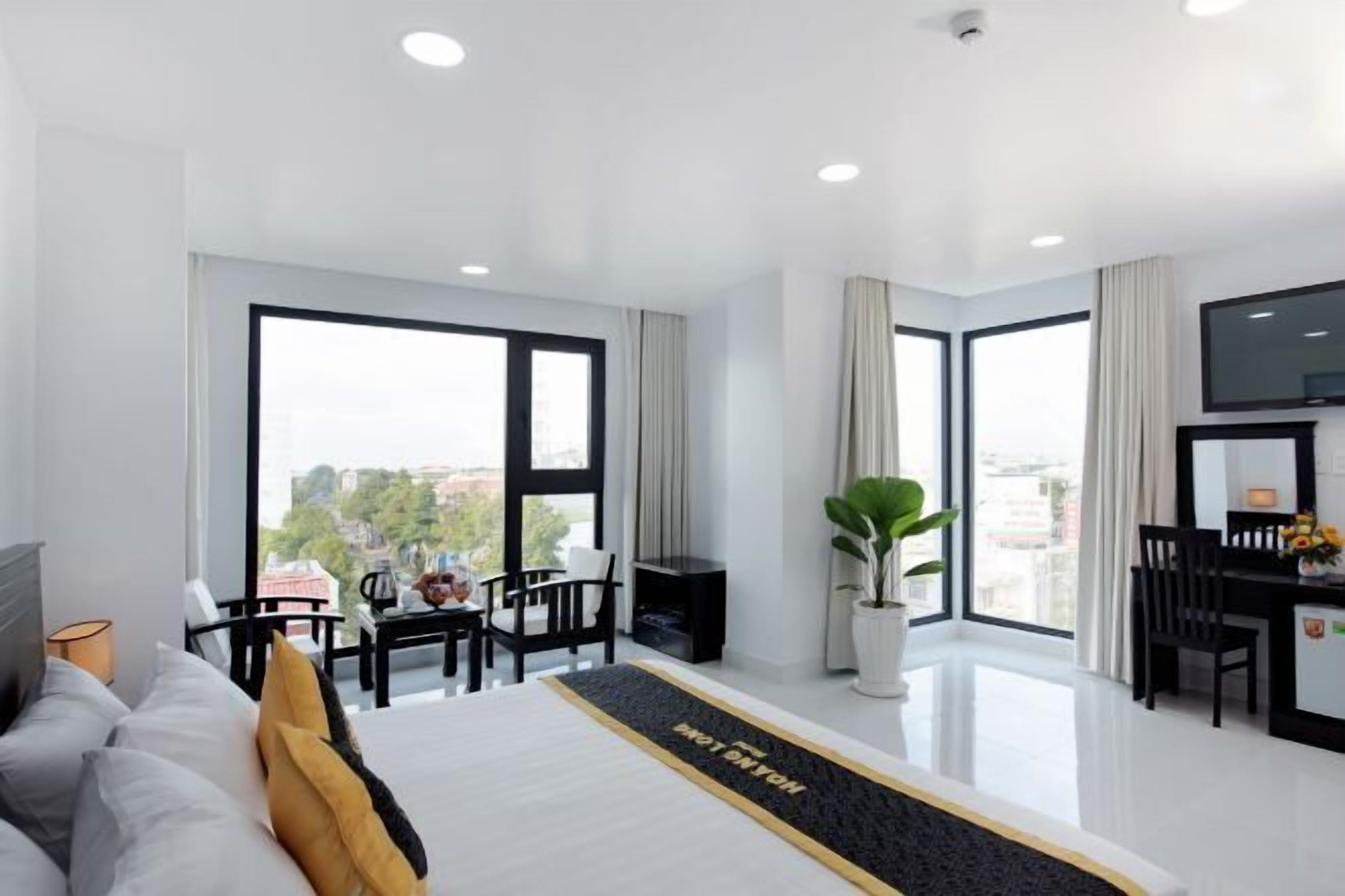 Premium bedding, minibar, in-room safe, desk