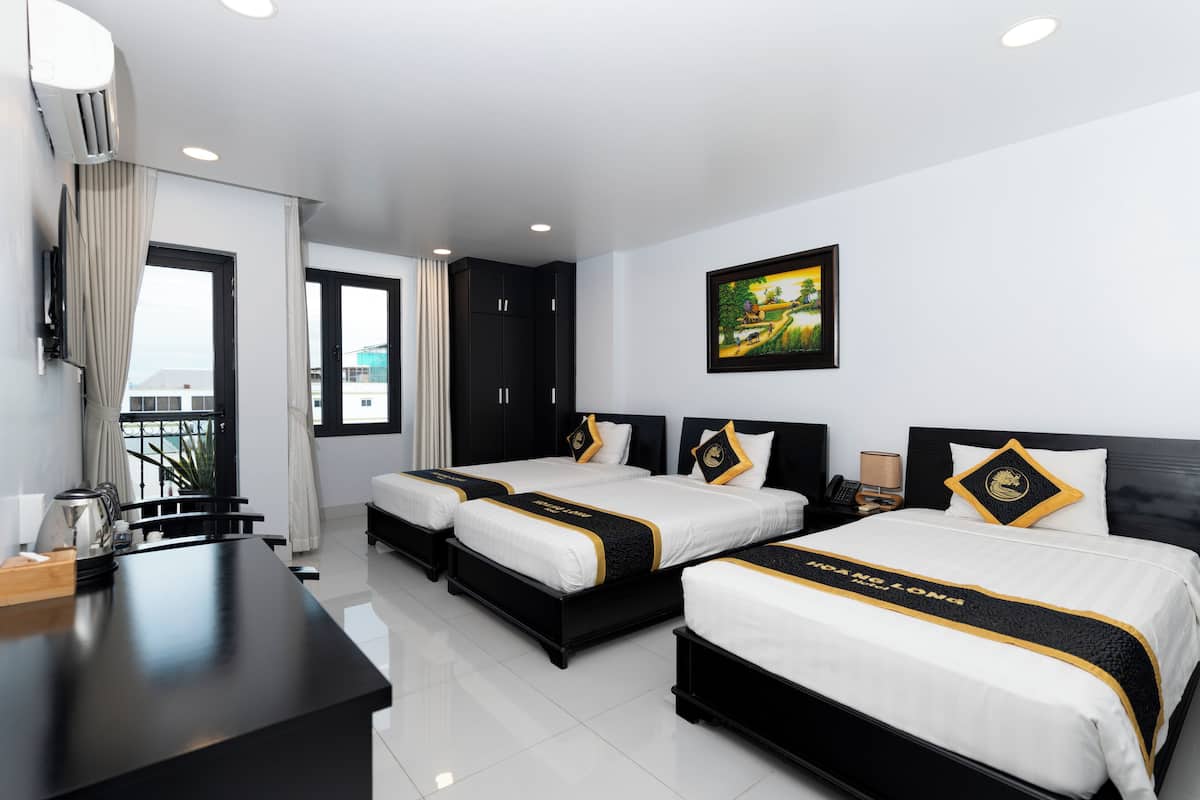 Habitación triple Deluxe | Ropa de cama de alta calidad, minibar, caja fuerte y escritorio