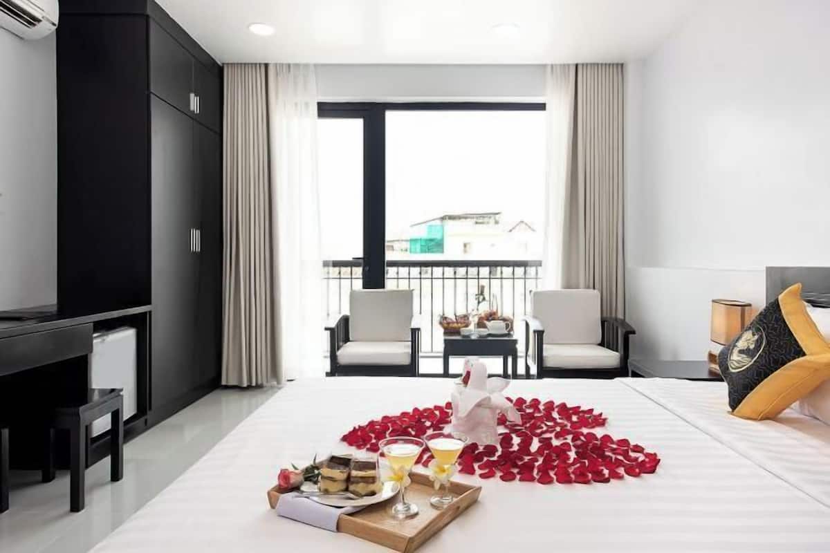 Premium bedding, minibar, in-room safe, desk