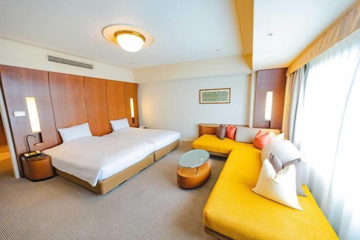 Desk, blackout drapes, free WiFi, bed sheets