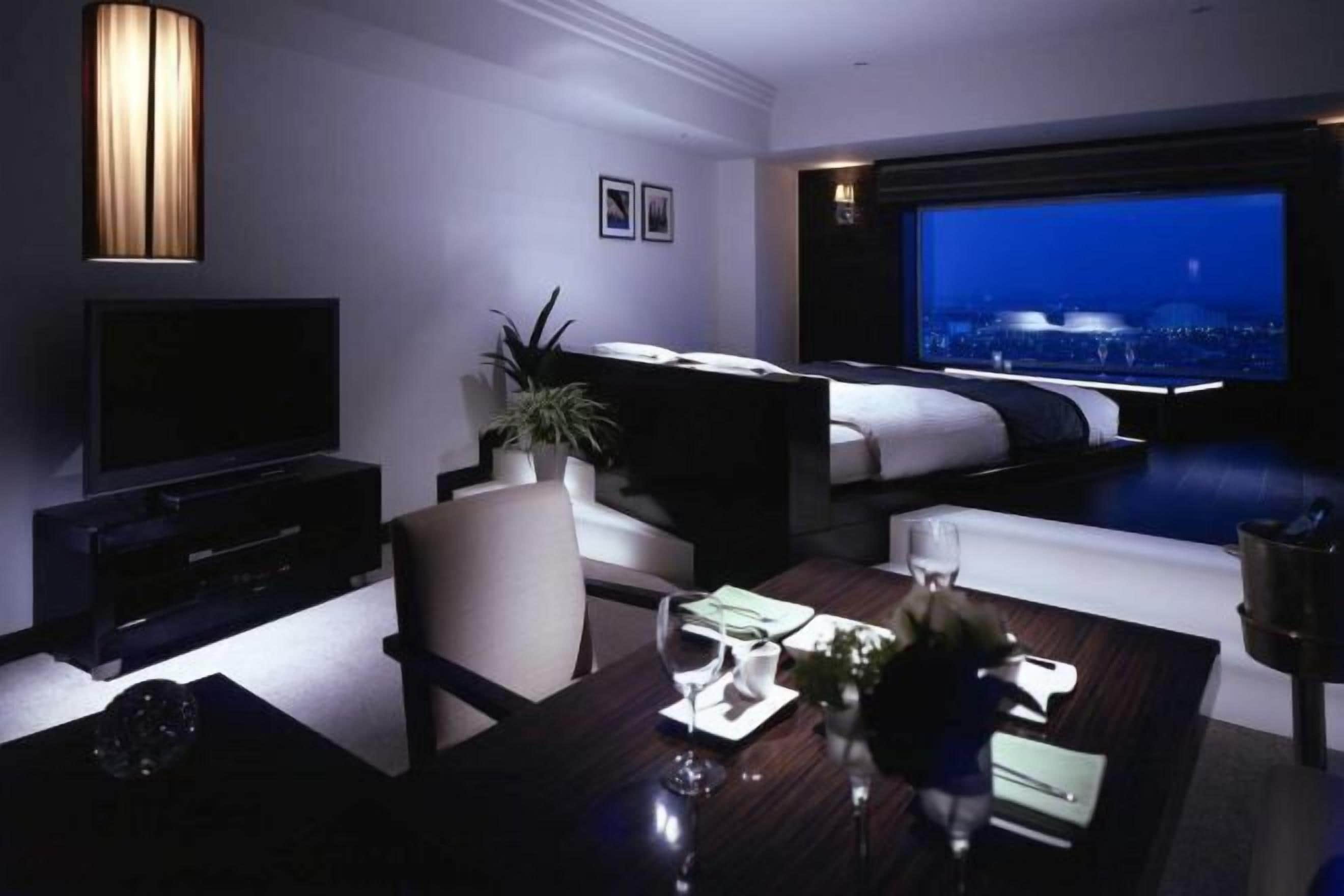 Desk, blackout drapes, free WiFi, bed sheets