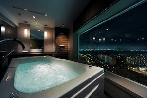 Habitación, no fumadores (King, View Bath -Luna-) | Baño | Ducha y bañera combinadas y bañera profunda