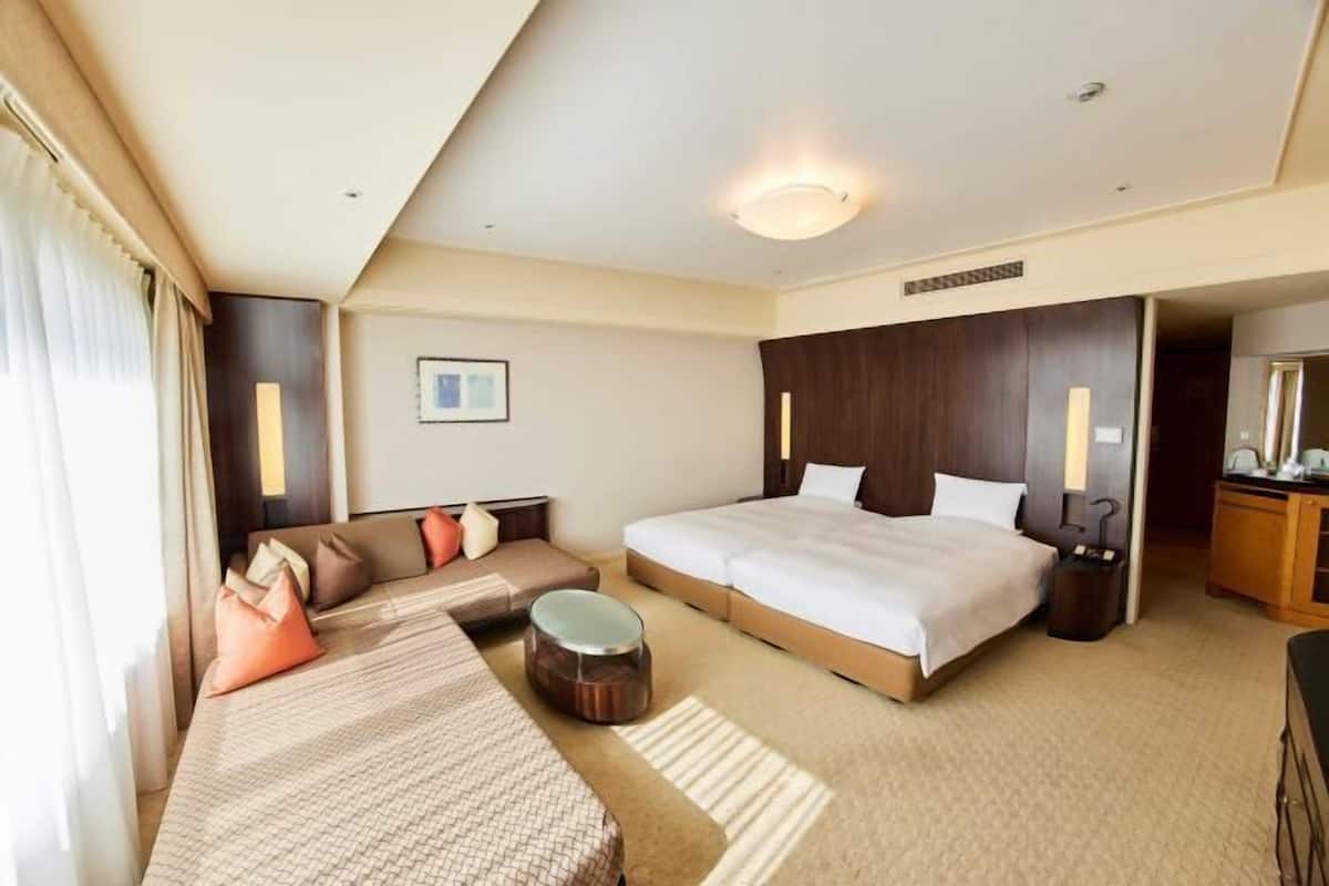 Desk, blackout drapes, free WiFi, bed sheets