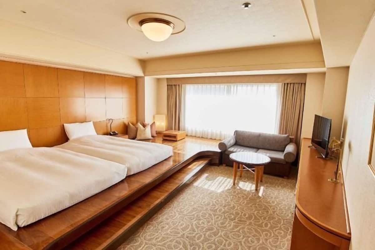 Desk, blackout drapes, free WiFi, bed sheets