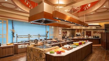 Daily full breakfast (JPY 3900 per person)