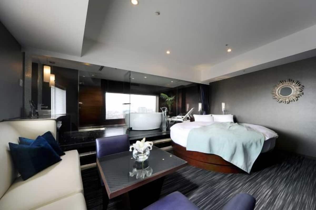 Desk, blackout drapes, free WiFi, bed sheets