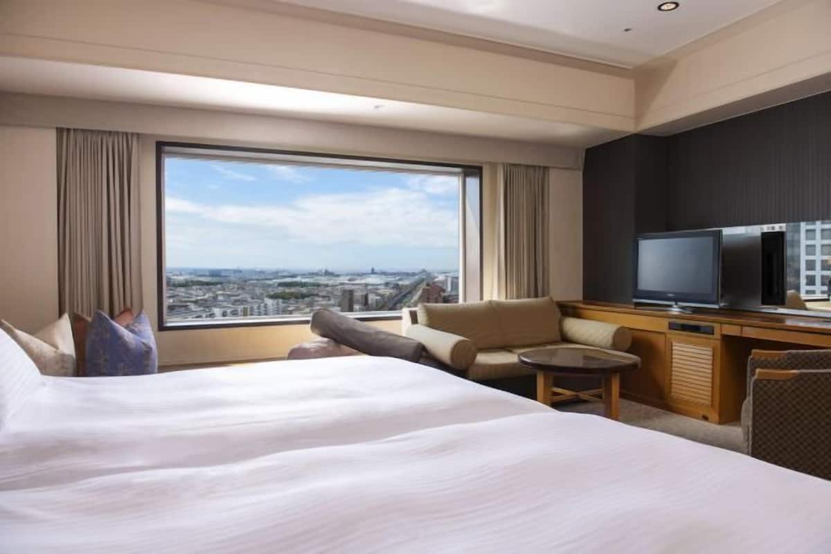 Desk, blackout drapes, free WiFi, bed sheets