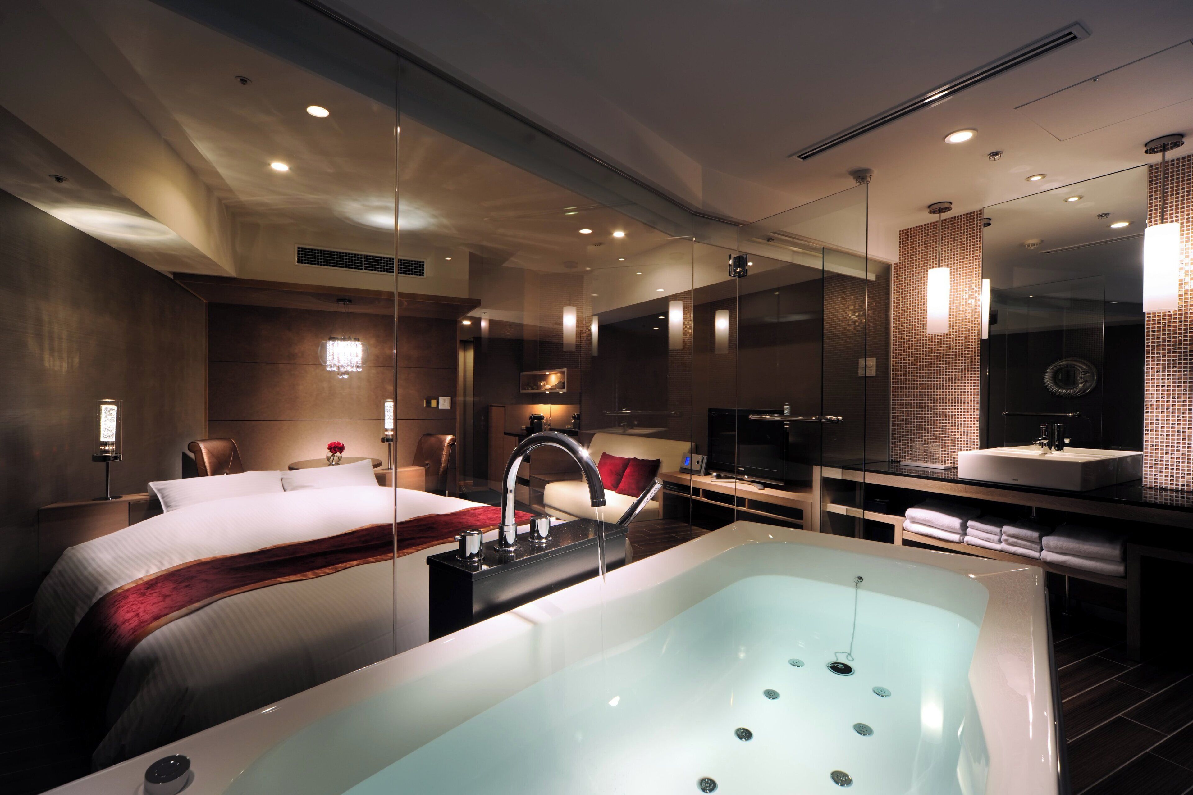 King Room Luna - Non-Smoking | Bathroom | Combined shower/tub, deep soaking tub, free toiletries, hair dryer