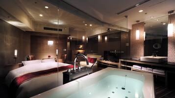King Room Luna - Non-Smoking | Bathroom | Combined shower/tub, deep soaking tub, free toiletries, hair dryer