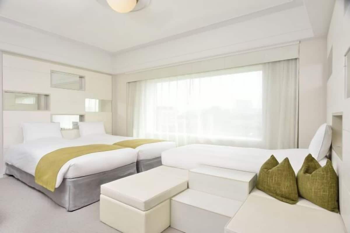 Desk, blackout drapes, free WiFi, bed sheets