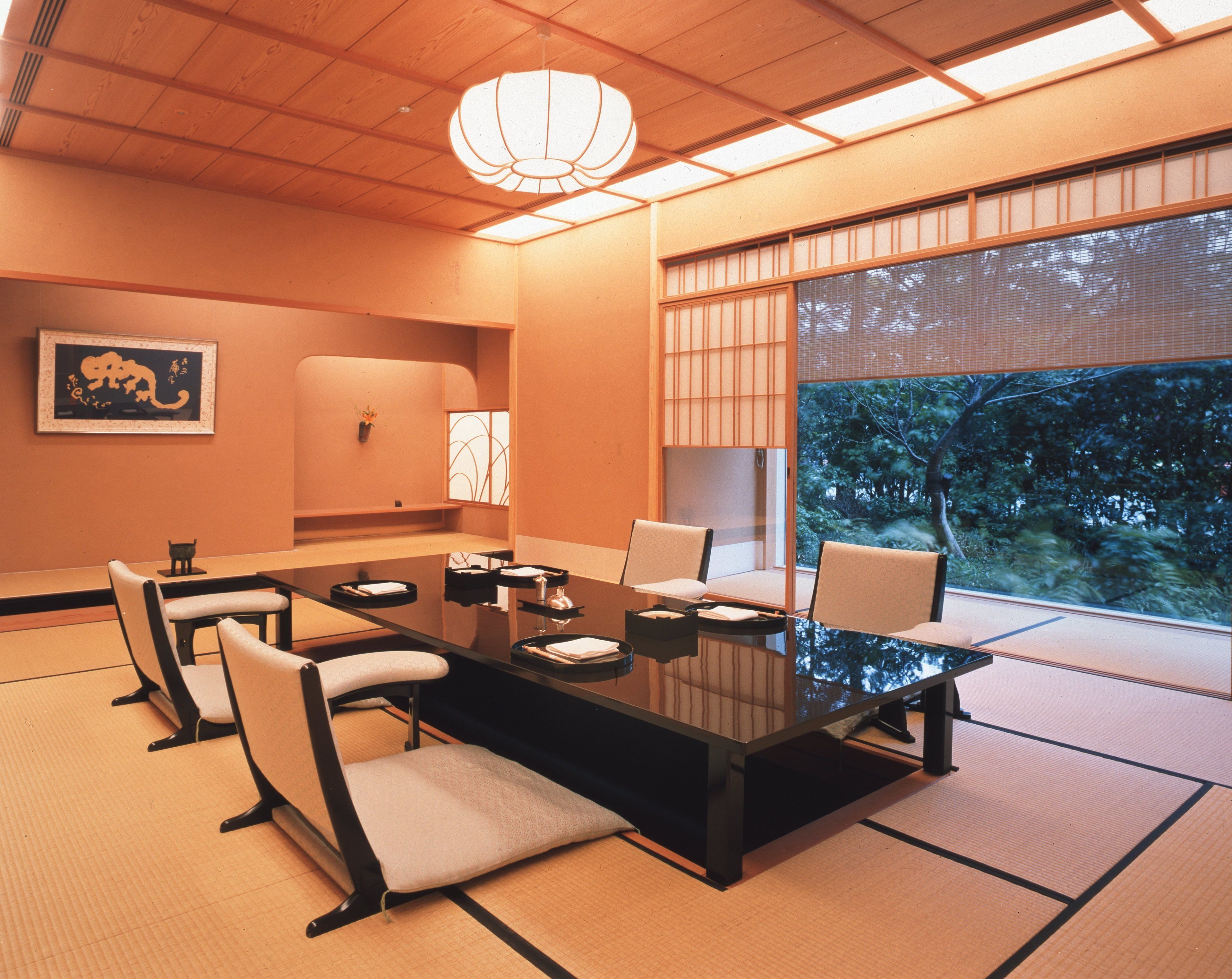 6 restaurants, international cuisine