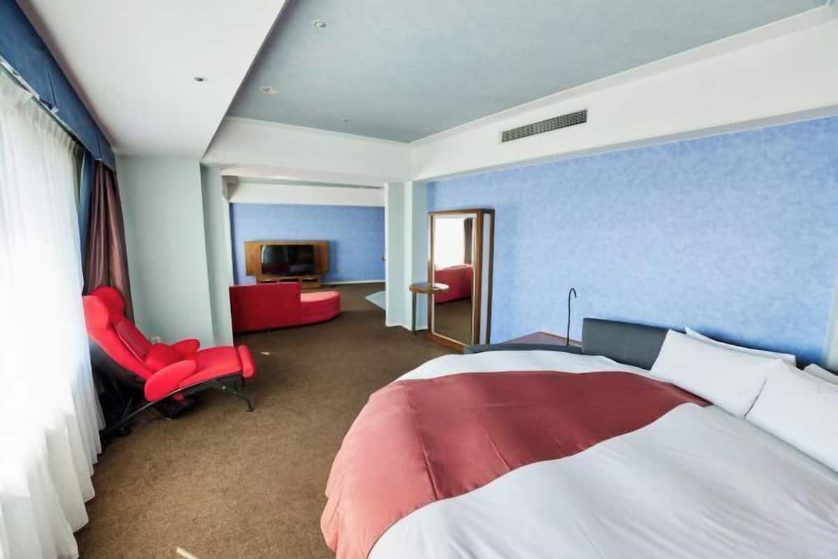Desk, blackout drapes, free WiFi, bed sheets