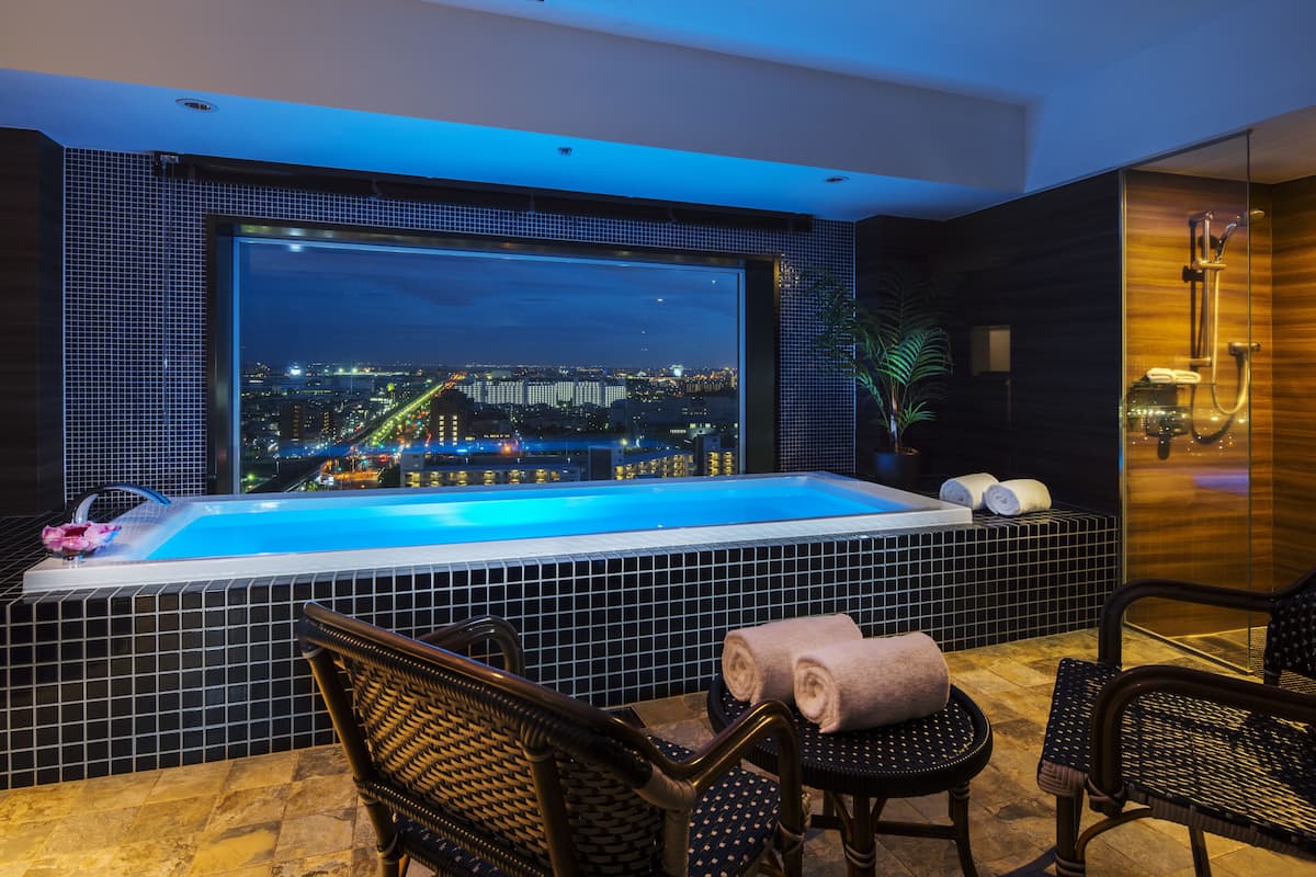 Combined shower/bathtub, deep-soaking bathtub, free toiletries