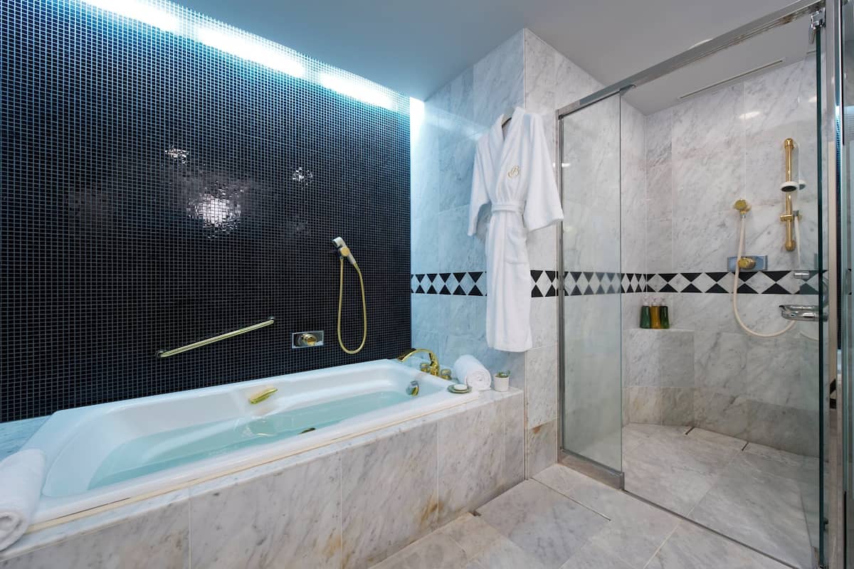 Dubbelrum - icke-rökare (The 3 Style) | Badrum | Badkar/dusch, djupt badkar, gratis toalettartiklar och hårtork