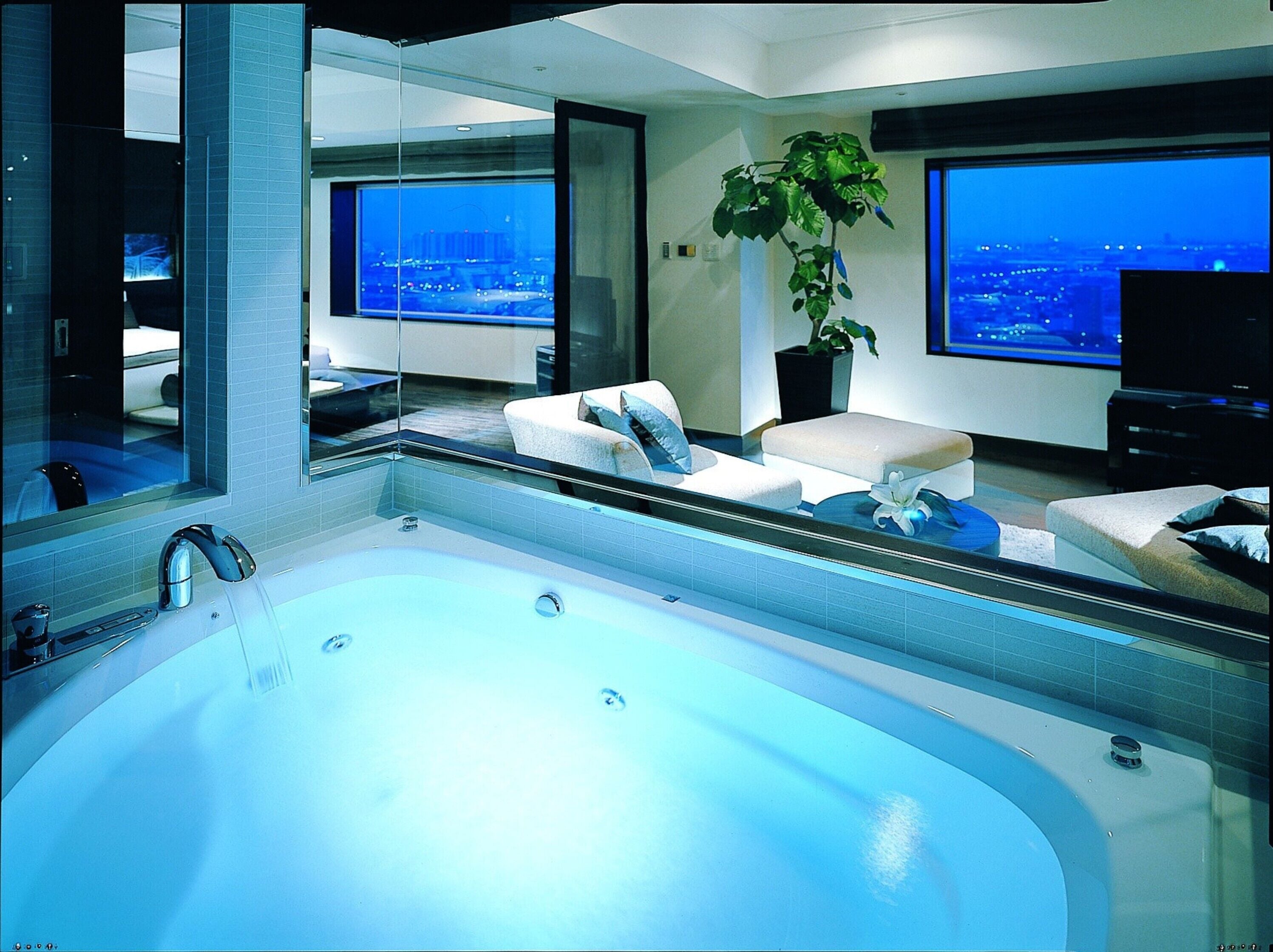 suite room | bathroom | combined shower/bathtub, deep-soaking bathtub, free toiletries