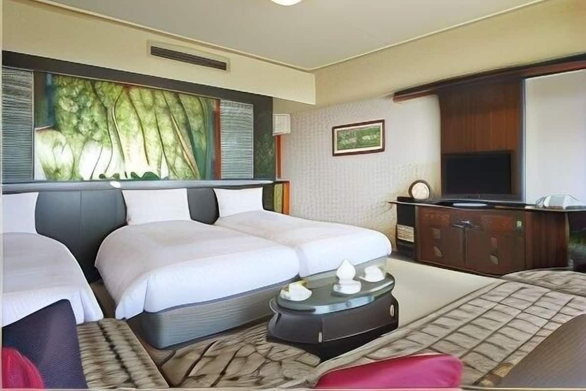 Desk, blackout drapes, free WiFi, bed sheets