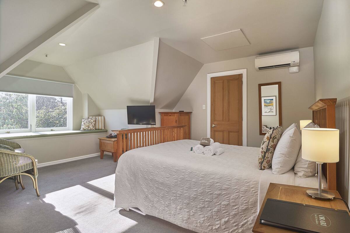 Room 6 | In-room safe, iron/ironing board (on request), WiFi (free)