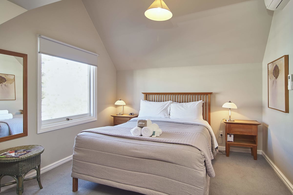 Room 4 | In-room safe, iron/ironing board (on request), WiFi (free)