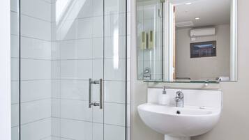 Room 8 | Bathroom | Shower, free toiletries, hair dryer, towels
