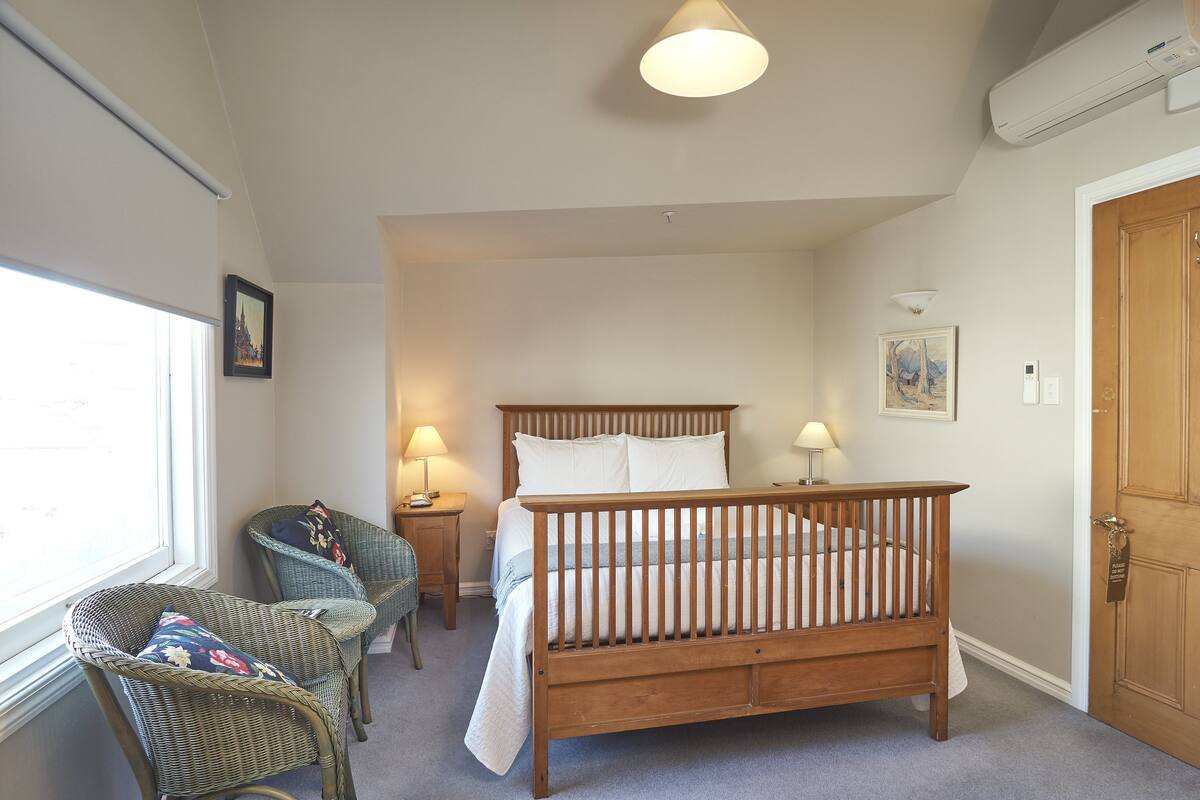 Room 7 | In-room safe, iron/ironing board (on request), WiFi (free)