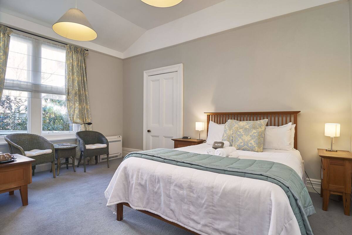 Room 1 | In-room safe, iron/ironing board (on request), WiFi (free)