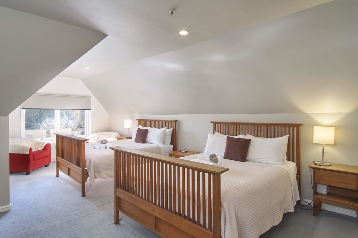 Room 10 | In-room safe, iron/ironing board (on request), WiFi (free)